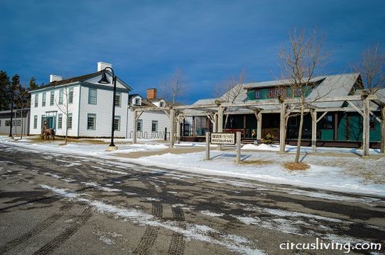 Building,Neighborhood,Urban,Housing,Nature,Street,Road,Outdoors,House,Villa
