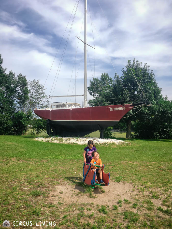 Playing outside the Mus&eacute;e Maritime du Qu&eacute;bec