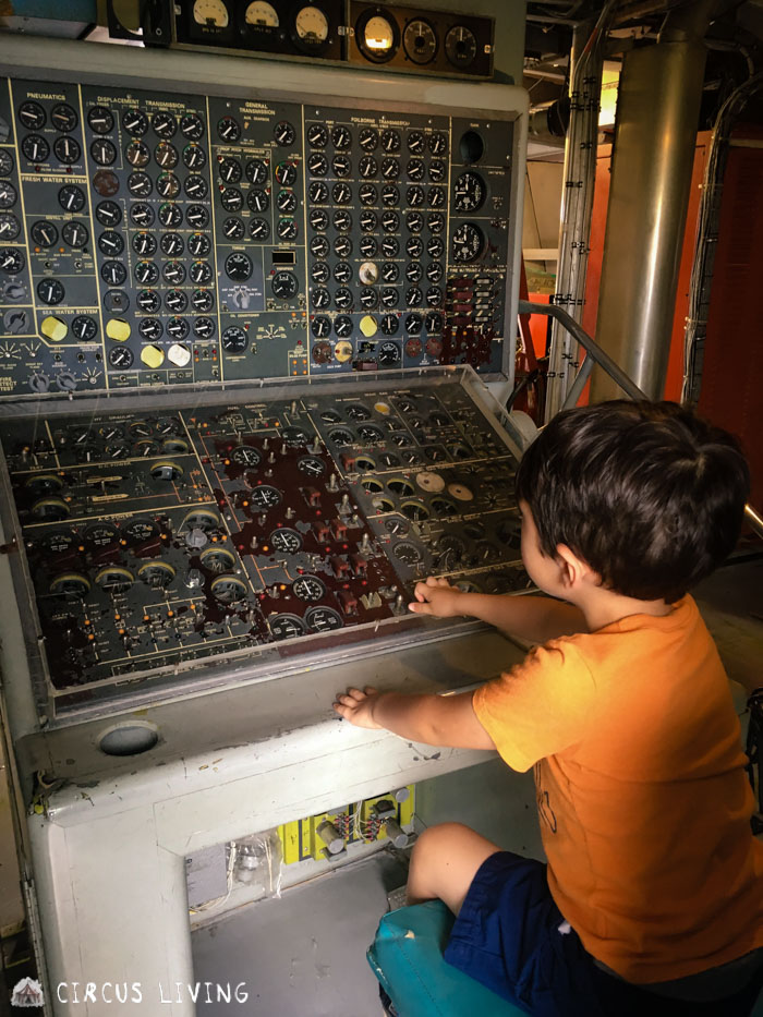 Inside the Hydrofoil HMCS Bras d&rsquo;Or 400