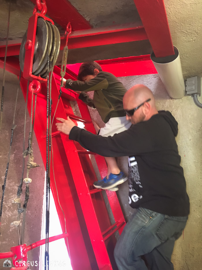 Climbing down the Pointe-au-P&egrave;re Lighthouse