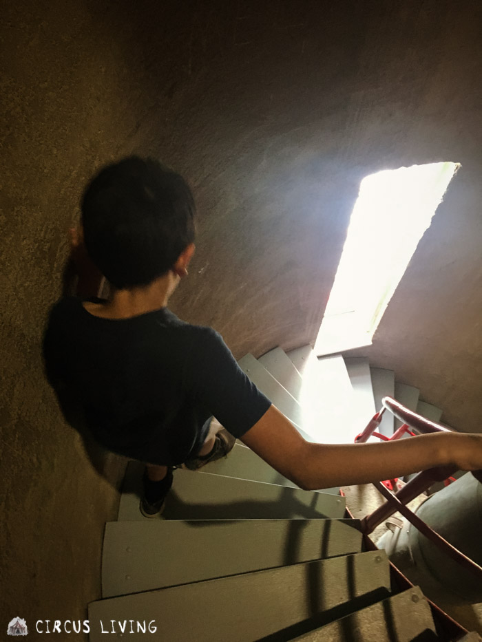 Climbing down the Pointe-au-P&egrave;re Lighthouse